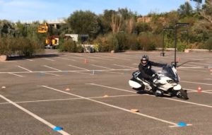 moto gymkhana anti pilote de ligne droite BMW